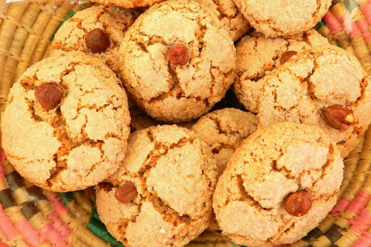 Ecco come preparare a casa gli amaretti alle nocciole, piccoli pasticcini che incantano a ogni morso
