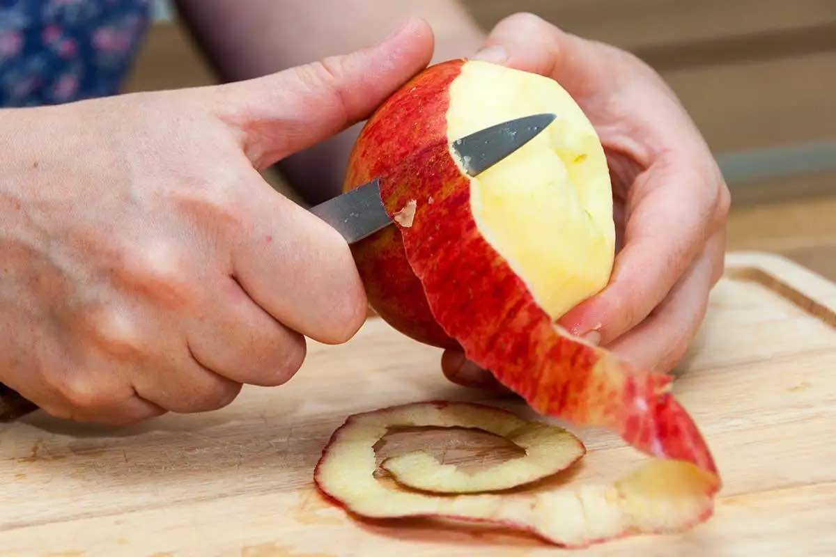 Ho sempre buttato le bucce di mela bollite: perché ora in tanti le riscoprono in cucina?