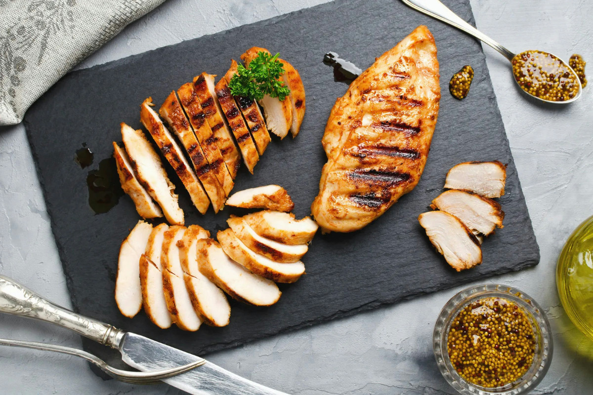 Mai più petto di pollo asciutto: cosa cambia se lo cucini così, la tecnica che fa la differenza