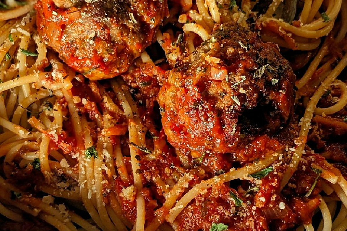 Non preparo più la solita pasta quando ho fretta: tonno e pesto di peperoni trasformano il pranzo