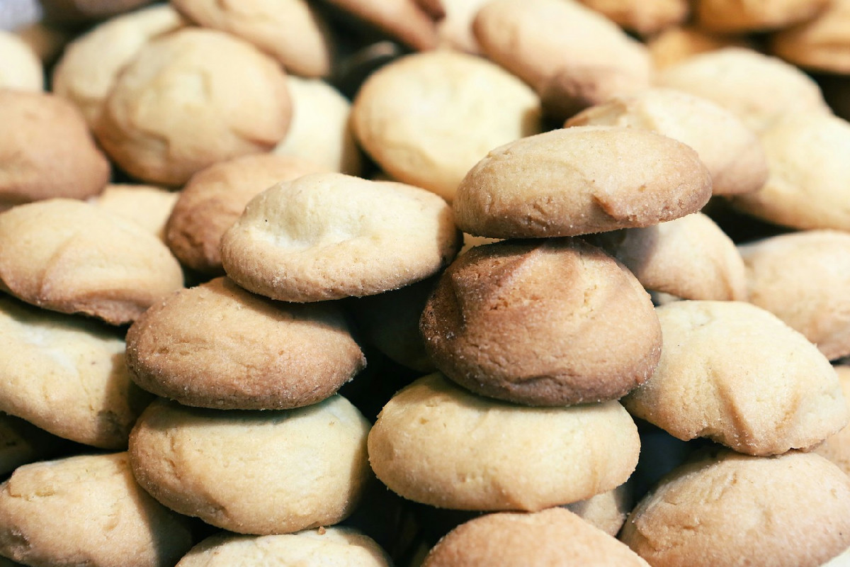 Quando ho ospiti preparo gli amaretti di nocciole: rustici, eleganti e perfetti col caffè
